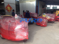 福瑞得機械座駕壓路機、大容量灌縫機，小型灌縫機包裝完畢準備發(fā)貨