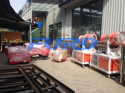 福瑞得機械壓路機、二次結構澆注機、霧炮準備發(fā)貨