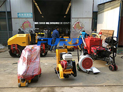 七月，福瑞得灌縫機(jī)、灌縫膠等路面養(yǎng)護(hù)設(shè)備發(fā)貨忙